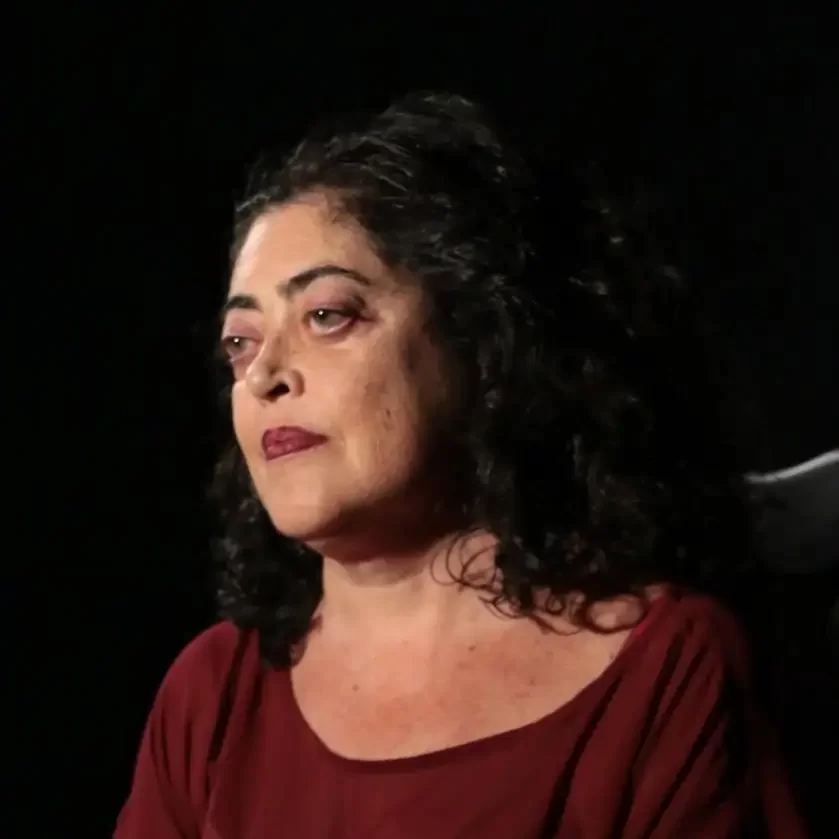 Primer plano de Marta Cantero, codirectora de Paladio Arte y co-impartidora del taller, con cabello oscuro y rizado, mirando intensamente hacia su derecha.