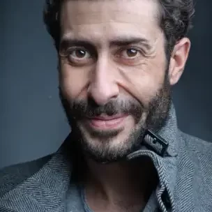 Retrato de estudio de Pablo Tercero, codirector de Paladio Arte y co-impartidor del taller 'El cuerpo y la voz en juego', mirando al frente con una leve sonrisa.